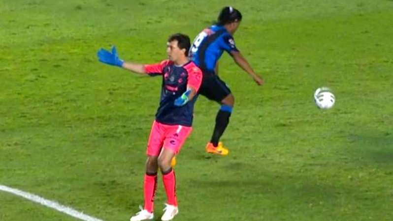 Ronaldinho vs brankár